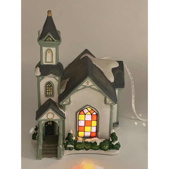 Santa's Workbench Cedar Valley Chapel Lighted Building Towne Series Christmas - Picture 2 of 11